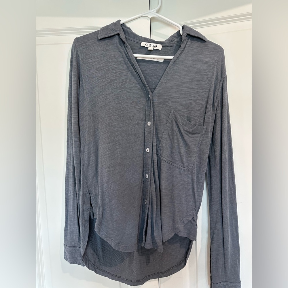 CHRLDR NWOT charcoal grey button down shirt (small)